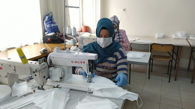 Maske Gönüllülerine Kaymakam’dan Pasta İkramı