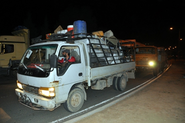 Afrin’den Gelen 150 Konvoyluk Araç Türkiye Üzerinden Suriye’ye Geçti