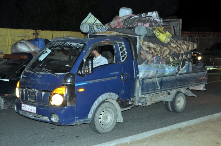 Afrin’den Gelen 150 Konvoyluk Araç Türkiye Üzerinden Suriye’ye Geçti