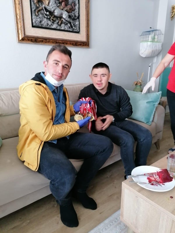 Koronadan Çıkmayan Down Sendromlu Atakan’a Polisten Doğum Günü Sürprizi