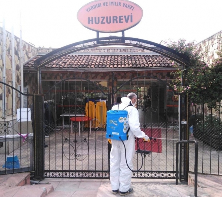 Toroslar’da Dezenfekte Çalışmaları Sürüyor