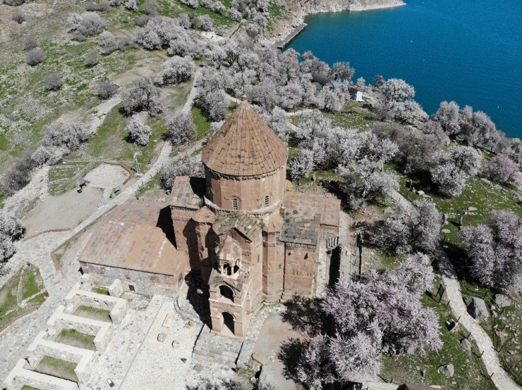 Akdamar Adası Açan Çiçeklerle Beyaz Gelinliğini Giydi