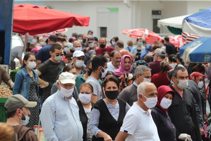 Antalya’da Semt Pazarlarında Kısıtlama Kuyruğu