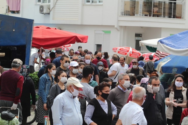 Antalya’da Semt Pazarlarında Kısıtlama Kuyruğu