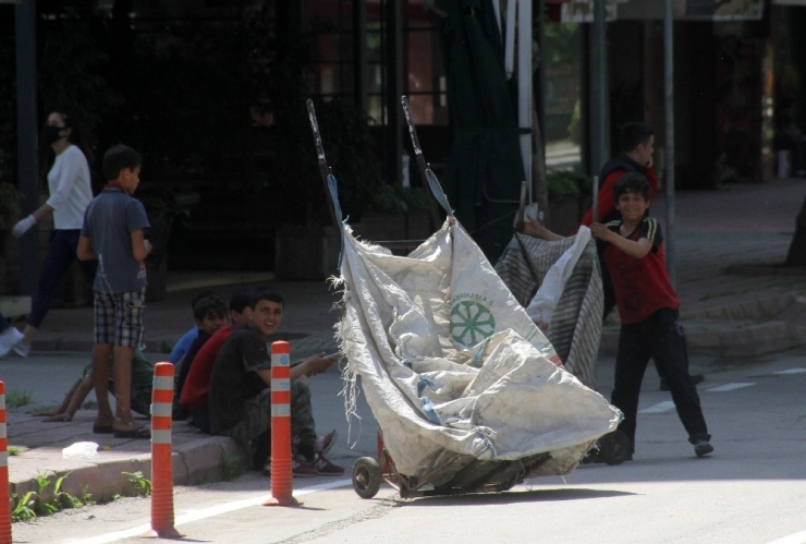 Sokağa Çıkmaları Kısıtlandı Ama Ekmek Parası İçin Çalışıyorlar