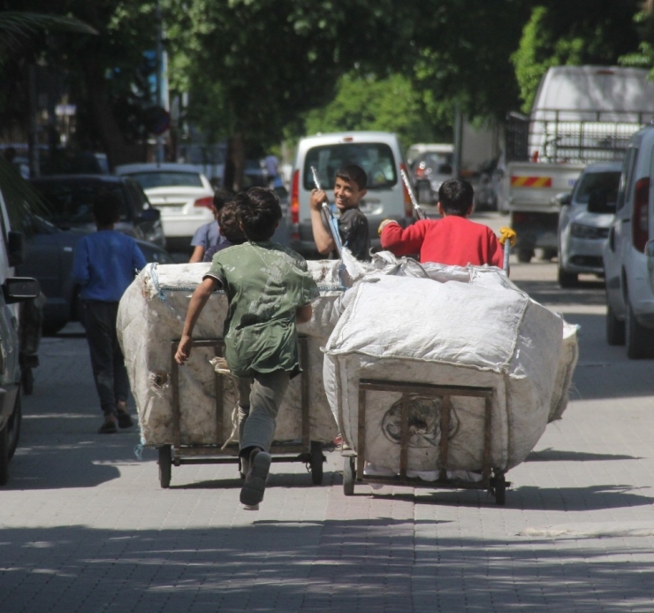 Sokağa Çıkmaları Kısıtlandı Ama Ekmek Parası İçin Çalışıyorlar