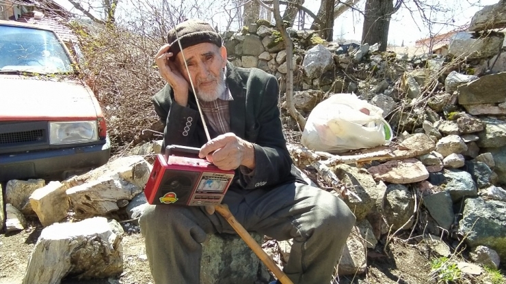 103 Yaşındaki Asırlık Çınar, Enerjisiyle Gençlere Taş Çıkarıyor