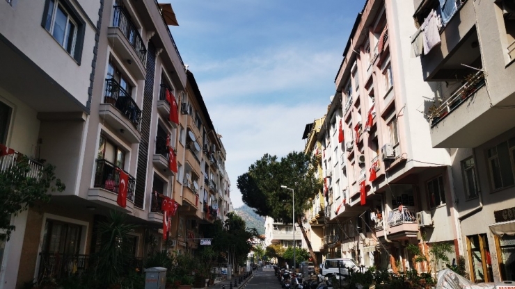 105. Sokakta 23 Nisan Kutlamaları Balkonlardan Bayraklarla Yapılacak