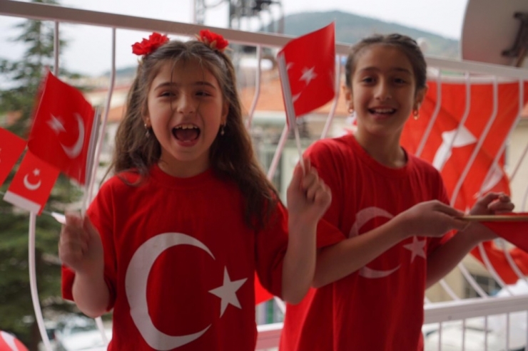 Apartmanlarını 23 Nisan’a Özel Süslediler