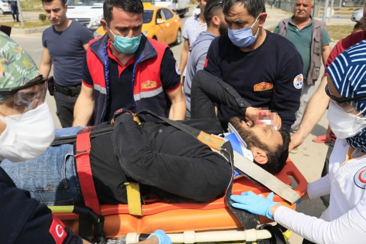 Adana’da Otomobil Kanala Uçtu, Sürücüyü Vatandaşlar Kurtardı