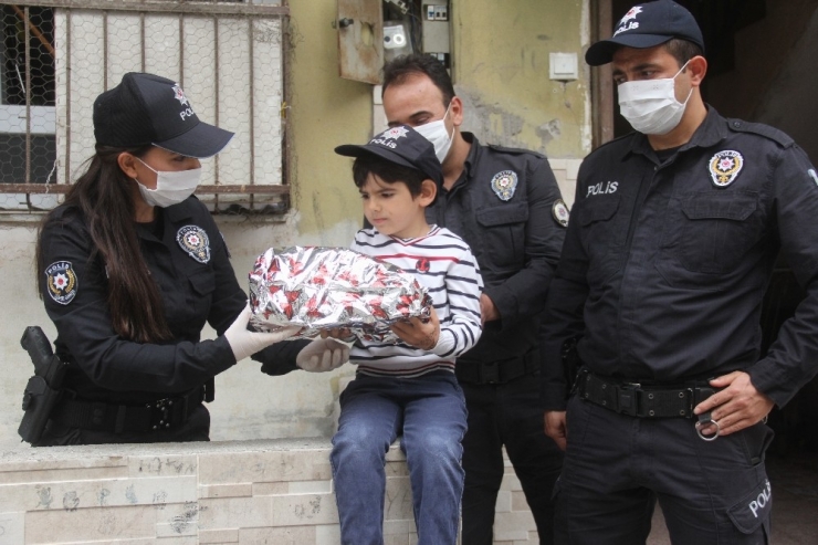 Dedesi Polisi Aradı, Torunu Oyuncağı Kapıp Özel Harekat Marşını Okudu