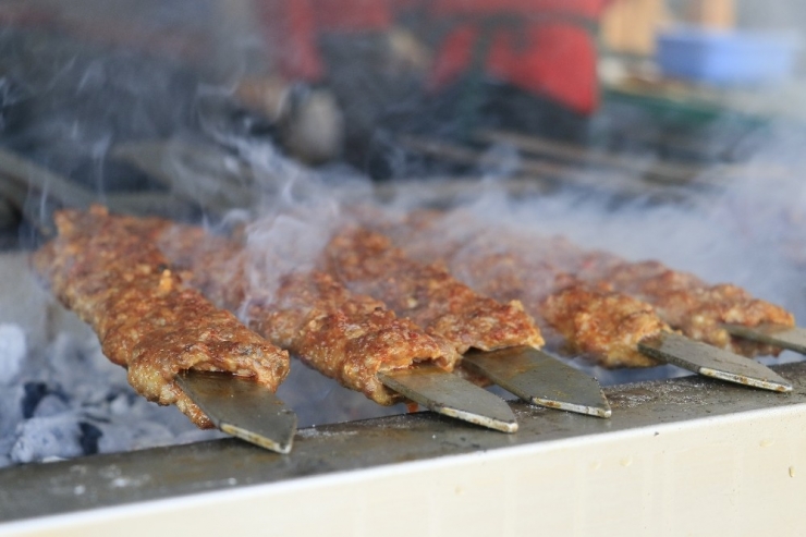 4 Günlük Sokağa Çıkma Kısıtlaması Öncesi Adanalılar Kebapçılara Akın Etti