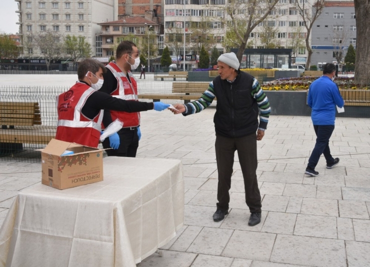 Afyonkarahisar’da 200 Bin Maske Dağıtıldı