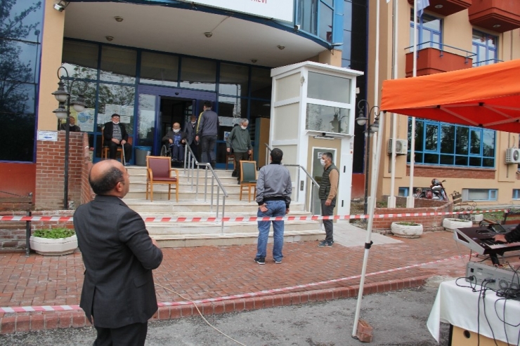 İl Müdürü Huzurevinde Kalan Yaşlıları Türkü Söyleyerek Eğlendirdi