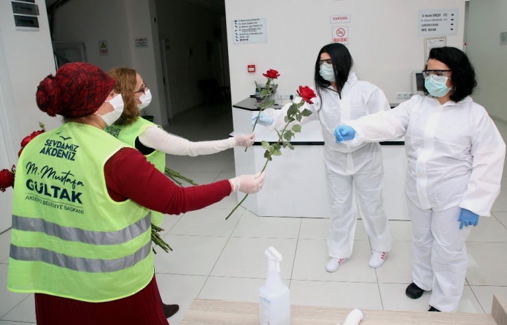 Akdeniz Belediyesinden Sağlık Çalışanlarına 2 Bin Gül