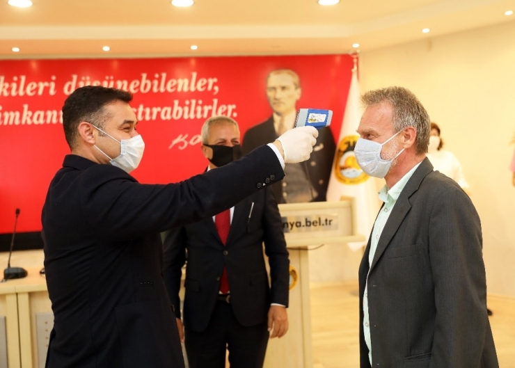 Alanya’da Yerleşik Yabancılara Maske Dağıtıldı