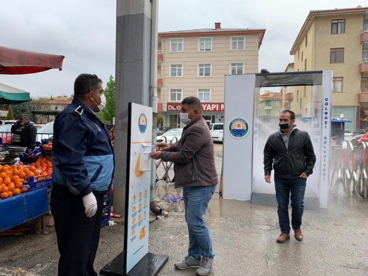 Gölbaşı’nda Pazarlara Girişler Dezenfektan Kabininden Geçiyor