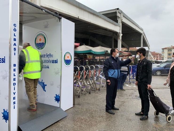 Gölbaşı’nda Pazarlara Girişler Dezenfektan Kabininden Geçiyor