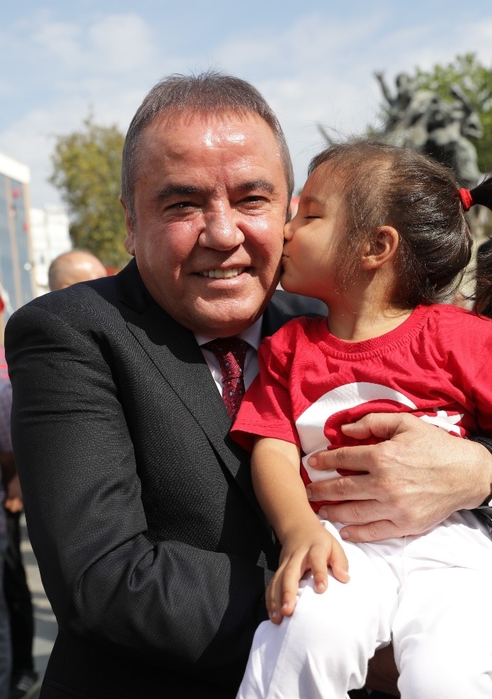 Başkan Böcek’ten 23 Nisan Mesajı