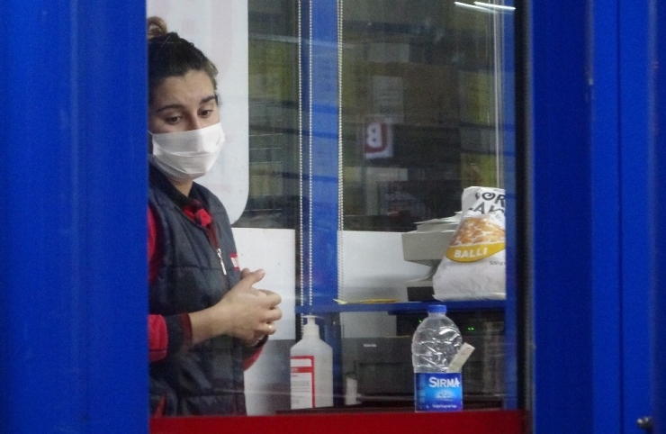 Genç Kadına Kolayla Saldırıp Marketi Soydu