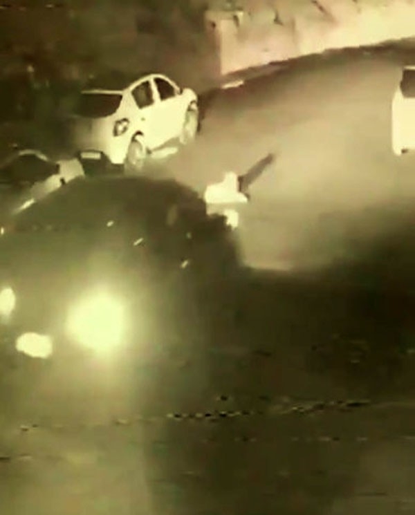 Yolda Uyuyan Köpeği Ezdi, Aldırış Etmeden Yoluna Devam Etti