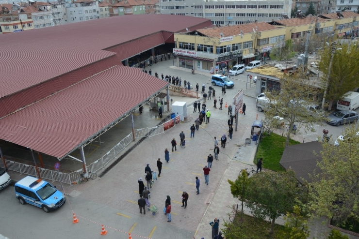 Ramazan Ve Kısıtlama Öncesi Pazarda 1 Kilometrelik Kuyruk