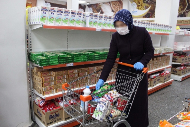 Arnavutköy’de Ramazan Dolayısıyla İhtiyaç Sahiplerine Erzak Yardımı