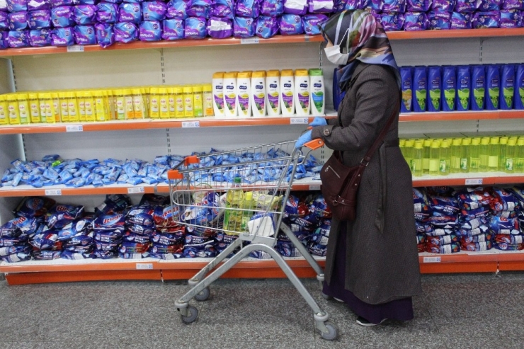 Arnavutköy’de Ramazan Dolayısıyla İhtiyaç Sahiplerine Erzak Yardımı