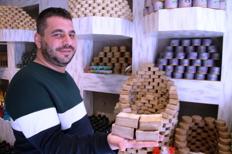 Aselcioğlu Sabunculuk Gazetecilere Hijyen Paketi Hediye Etti