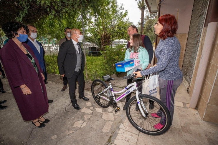 Başkan Soyer’den Çocuklara Sürpriz Ziyaret