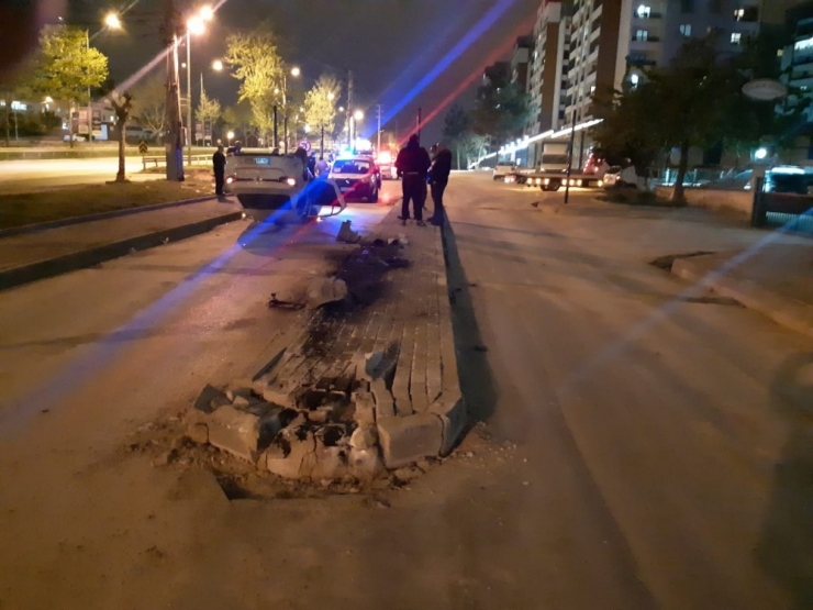 Bursa’da Kontrolden Çıkan Otomobil 3 Takla Atarak Ters Döndü