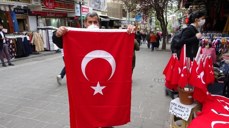 Bayrak Satışlarından Yüzleri Güldü