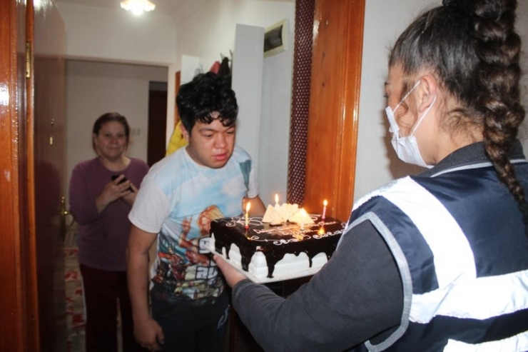 Polislerden Engelli Gence Doğum Günü Sürprizi