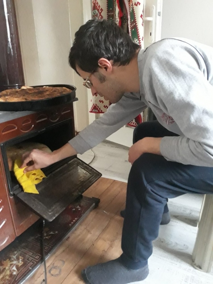 Öğrenciler Videolu Eğitimle Evde Kendi Ekmeklerini Yaptı