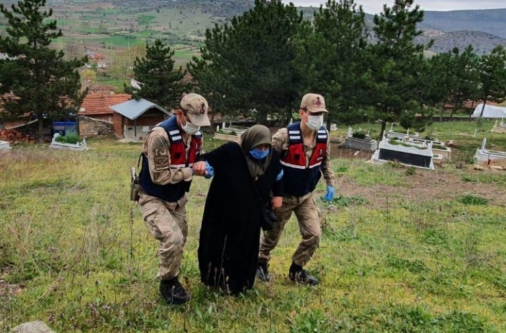 Mehmetçik, Havva Anneyi Şehit Oğlunun Mezarına Götürdü