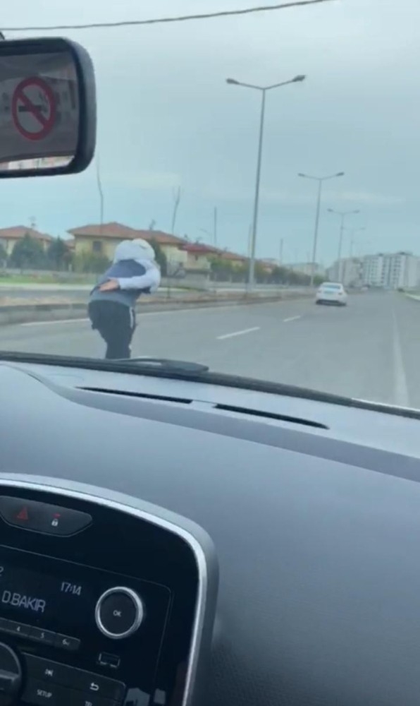 Kesilen Cezalardan İbret Almadı, Patenle Araca Tutunarak Bir Adres Daha Sordu