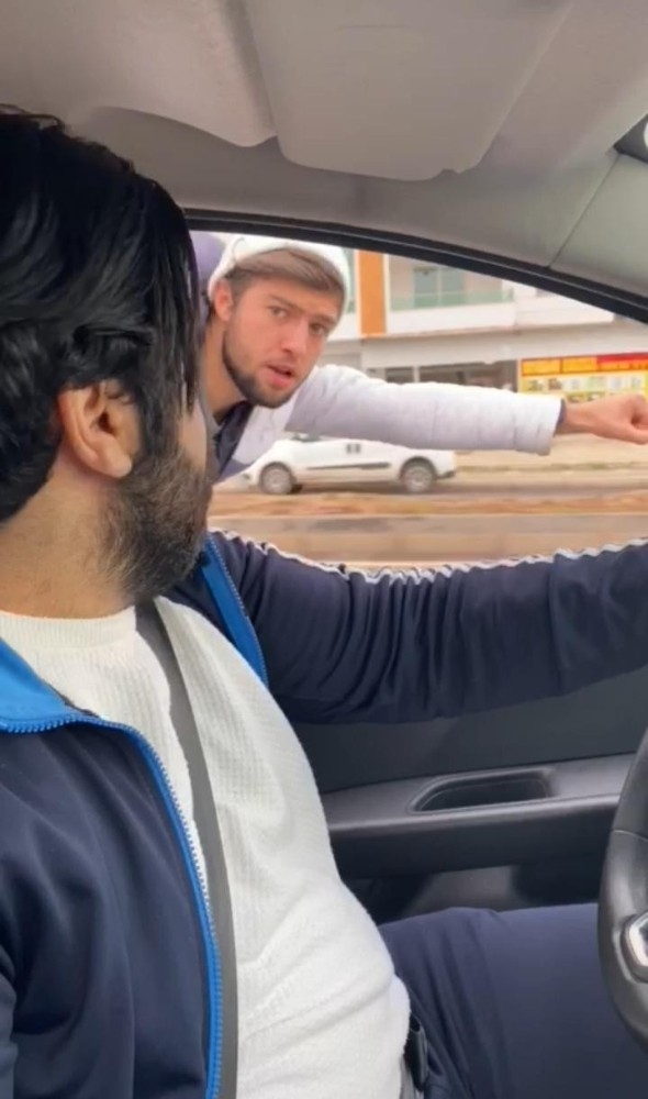 Kesilen Cezalardan İbret Almadı, Patenle Araca Tutunarak Bir Adres Daha Sordu