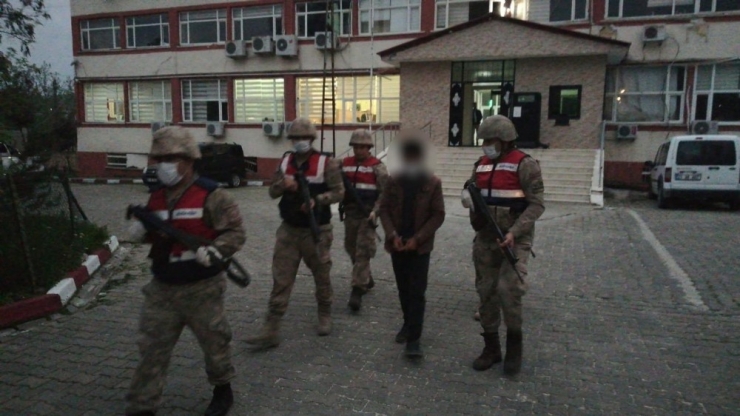 6 Yıldır Aranan Terörist, Kahvede Kardeşine Ait Kimlikle Kumar Oynarken Yakalandı