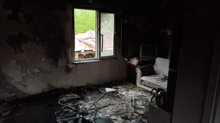 Sobadan Çıkan Yangında Ev Kullanılamaz Hale Geldi