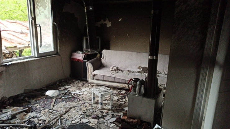 Sobadan Çıkan Yangında Ev Kullanılamaz Hale Geldi