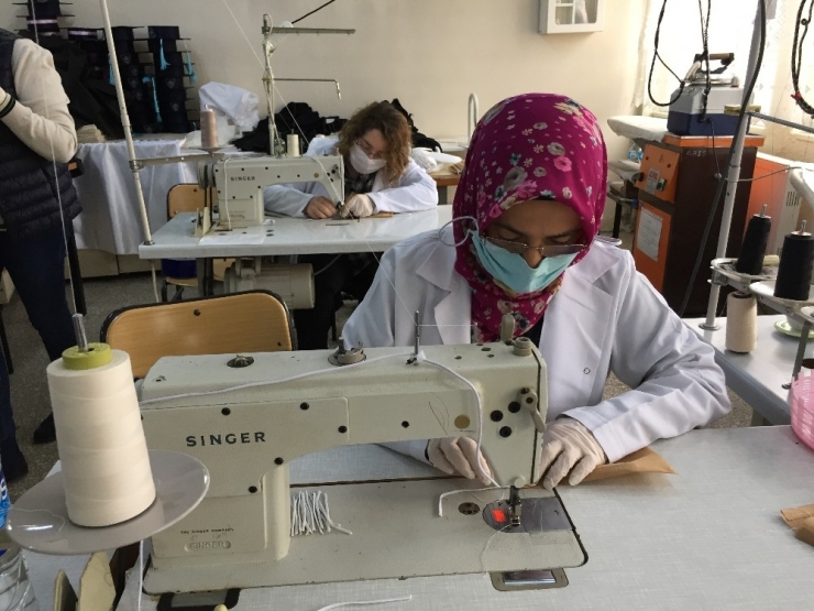 Gönüllü Meslek Lisesi Öğretmenleri Maske Üretiyor