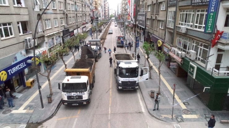 Elazığ’da Kapatılan Cadde De Yenileme Çalışması Başlatıldı