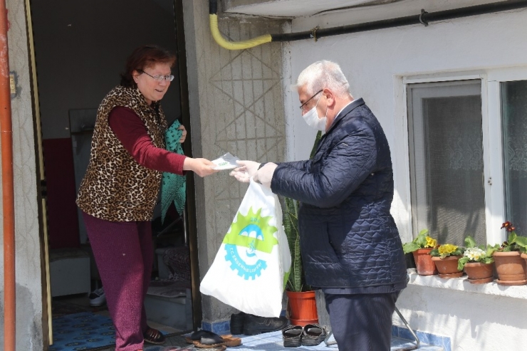 Başkan Yüksel Maske Dağıtmaya Devam Ediyor