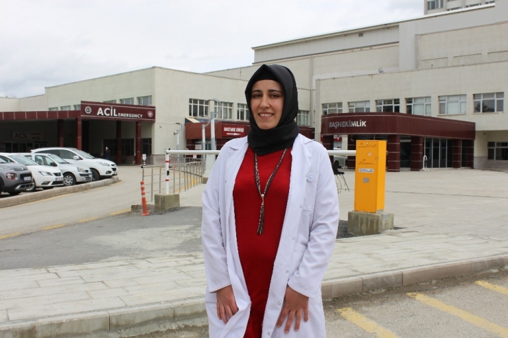 20 Gündür Çocuklarını Görmeyen Doktordan Duygulandıran Şiir