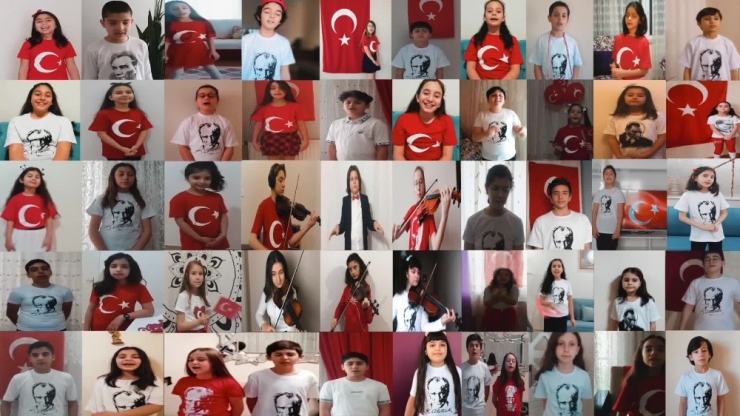 Esenyurt’ta Çocuklara Çiçek Ve Bayrak Sürprizi