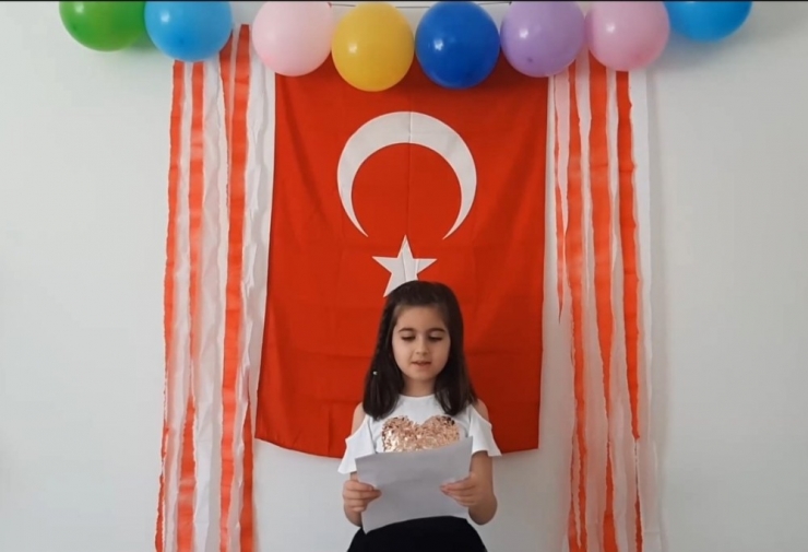 İlkokuldaki İlk 23 Nisan’ı Evdeki Törenle Kutladılar
