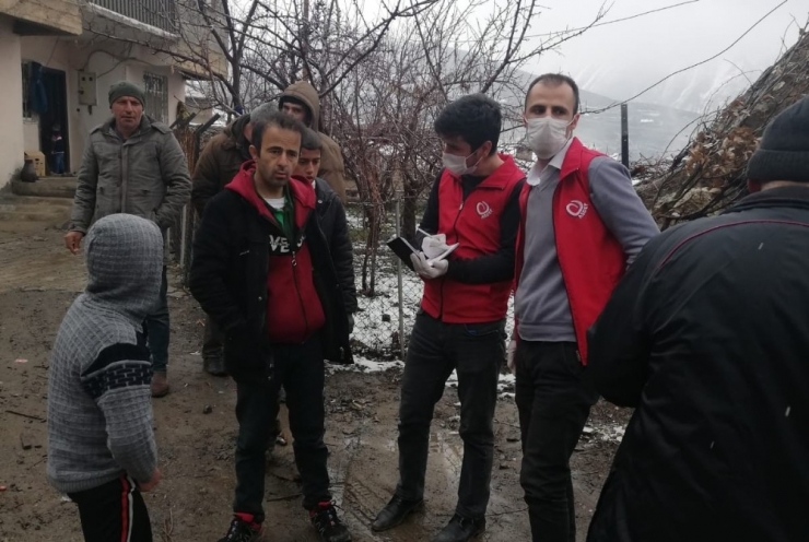 Hakkari’de İhtiyaç Sahiplerine Yardımlar Sürüyor