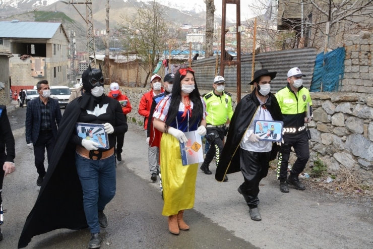 Hakkari Polisinden 400 Çocuğa ’23 Nisan’ Hediyesi