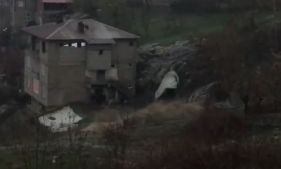 Hakkari’de Yağmur Yağışıyla Dere Taştı