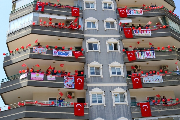 Hatay 23 Nisan Coşkusunu Balkonlarda Yaşıyor